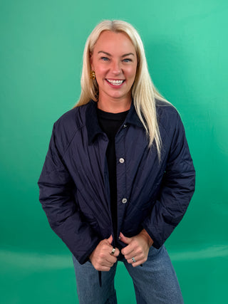 Solid diamond pattern quilted long sleeve jacket featuring contrast collar and accent binding. Front Pockets. Lined. Woven. Non-sheer. Lightweight.