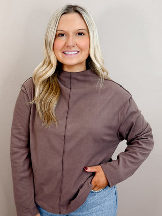 LONG SLEEVE MOCK NECK VISIBLE OVERLOCKED SEAMS DETAIL BRUSHED RIB TOP