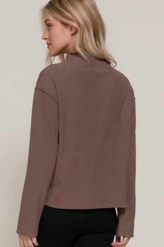 LONG SLEEVE MOCK NECK VISIBLE OVERLOCKED SEAMS DETAIL BRUSHED RIB TOP