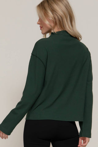 LONG SLEEVE MOCK NECK VISIBLE OVERLOCKED SEAMS DETAIL BRUSHED RIB TOP