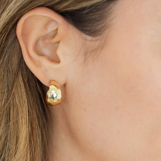 Splendid Iris Hammered Gold Hoop